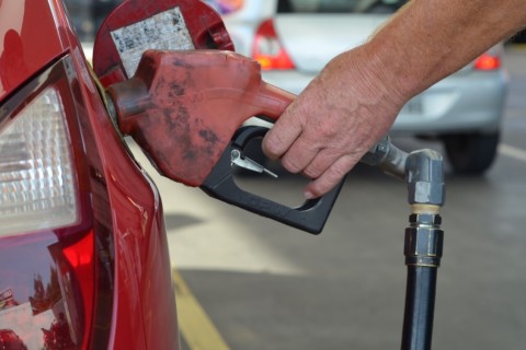Petrobras reduz preço da gasolina em 4,9% a partir de terça-feira