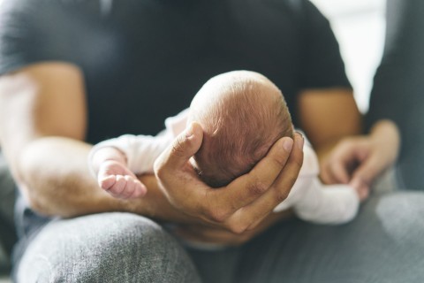 Senado aprova ampliação gradual da licença-paternidade para 20 dias