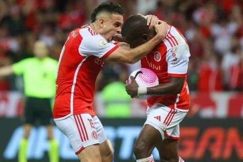 Borré e Valencia disputam uma posição no ataque do Inter que pega o Bahia