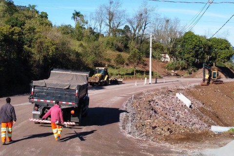 Prefeito afirma que impasse dos postes não atrasa obra