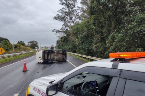 Motorista tomba Fiorino na BR-386, em Estrela